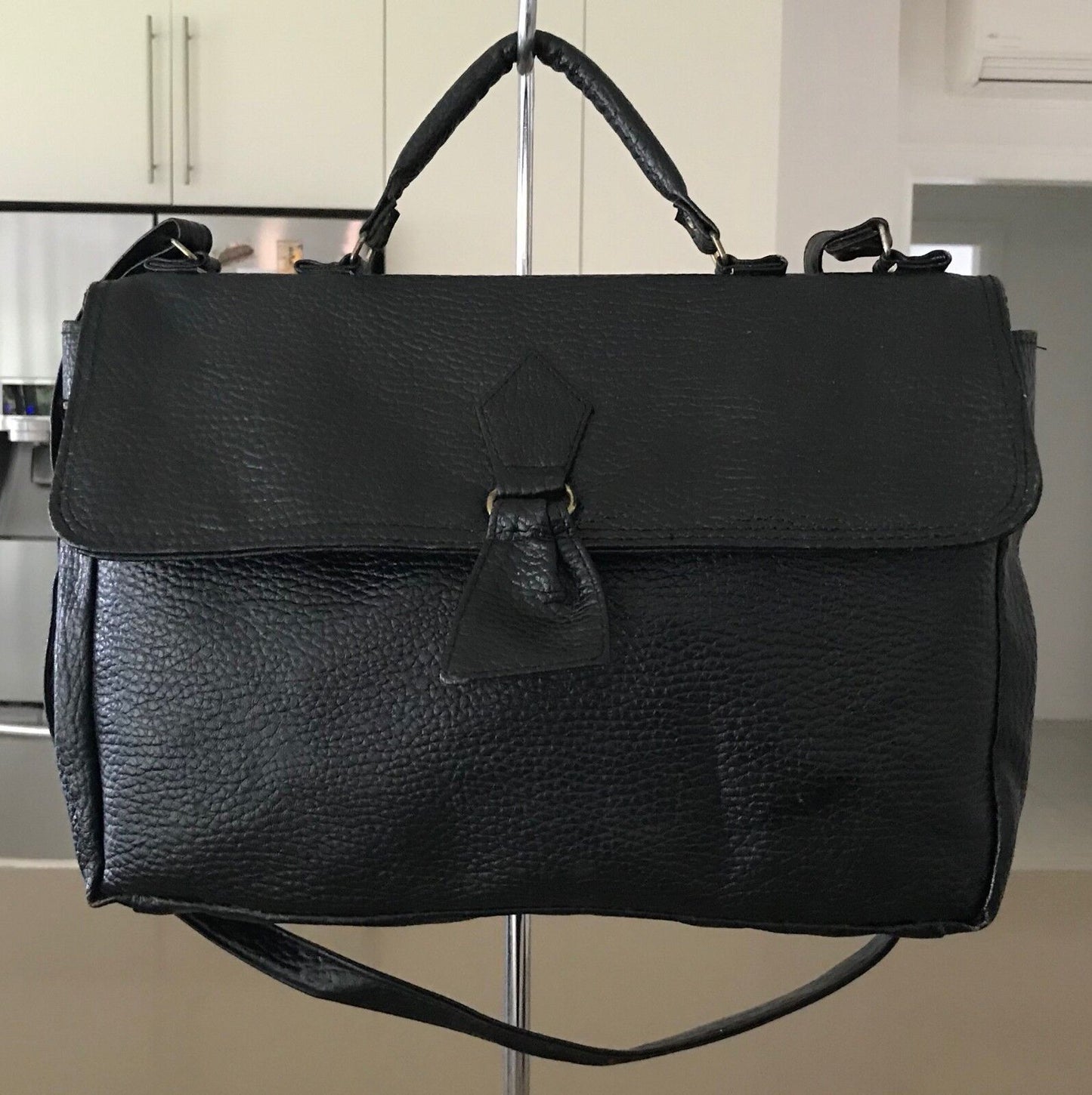 BAG TRADER Cross Body Bag Pebble Look Black Vinyl Satchel Bag Vintage