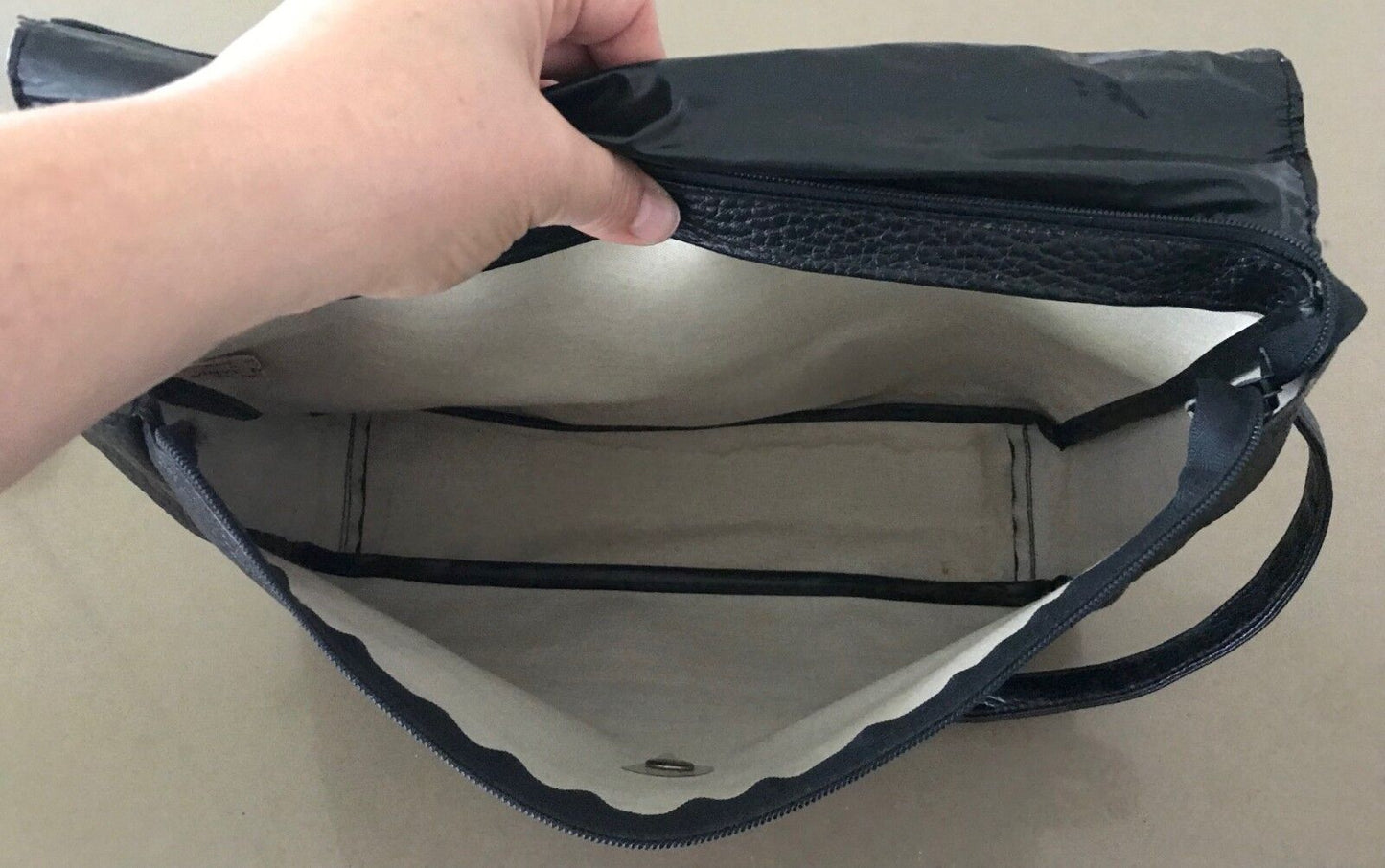 BAG TRADER Cross Body Bag Pebble Look Black Vinyl Satchel Bag Vintage