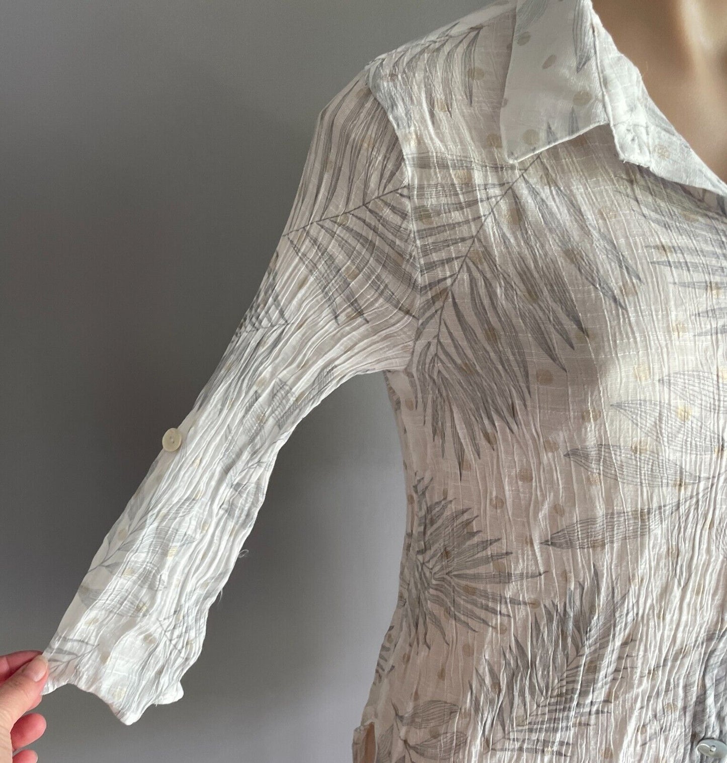 CLARITY by THREADZ Top White Grey Palm Print Wrinkle Adjust Sleeve Shirt S 10
