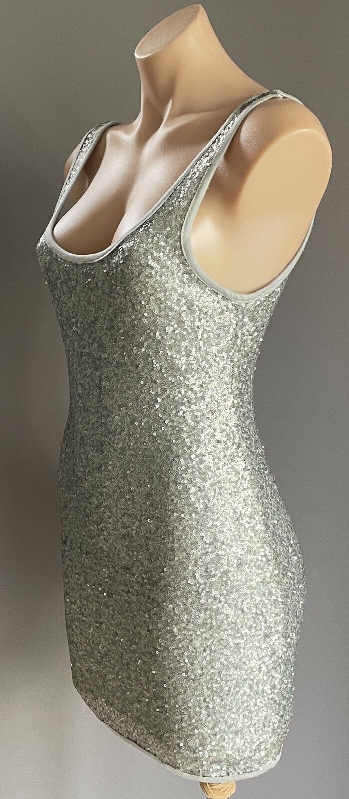 MIKA & GALA Mini Dress Silver Sequin Scoop Neck & Back Size 8 10 Lined Sleevless