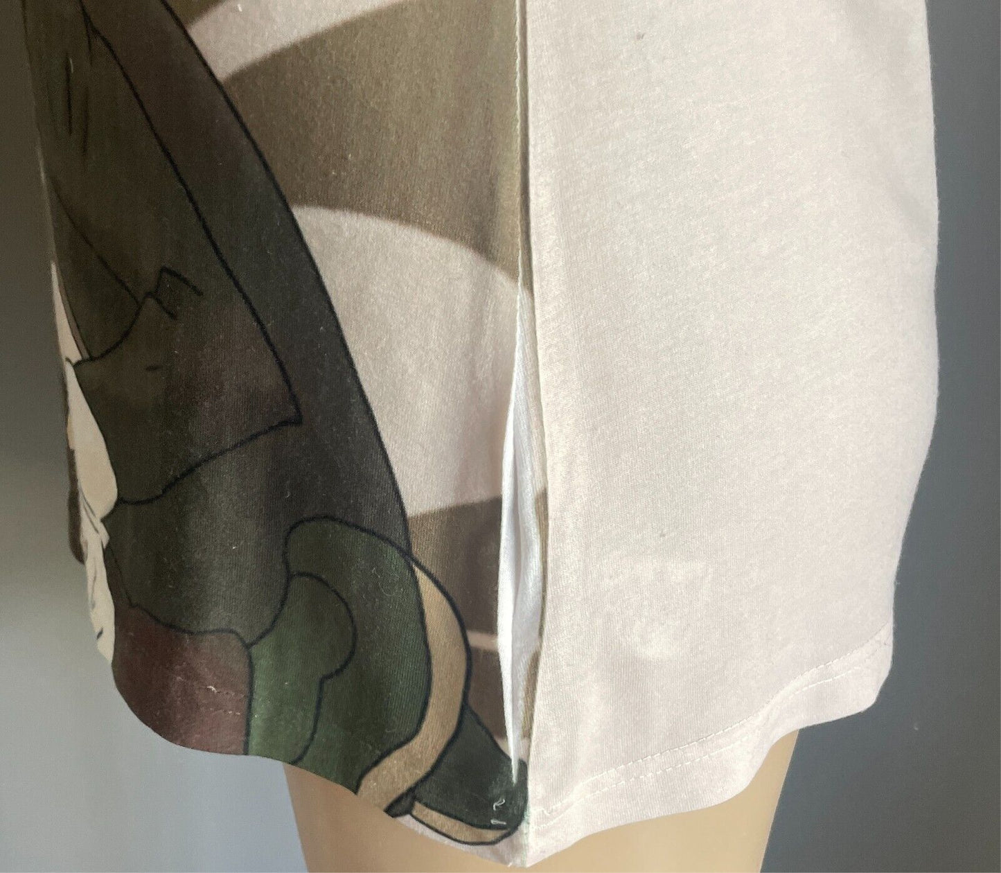 VAPOR APPAREL Off White Anime Print T-Shirt Size L Short Sleeves
