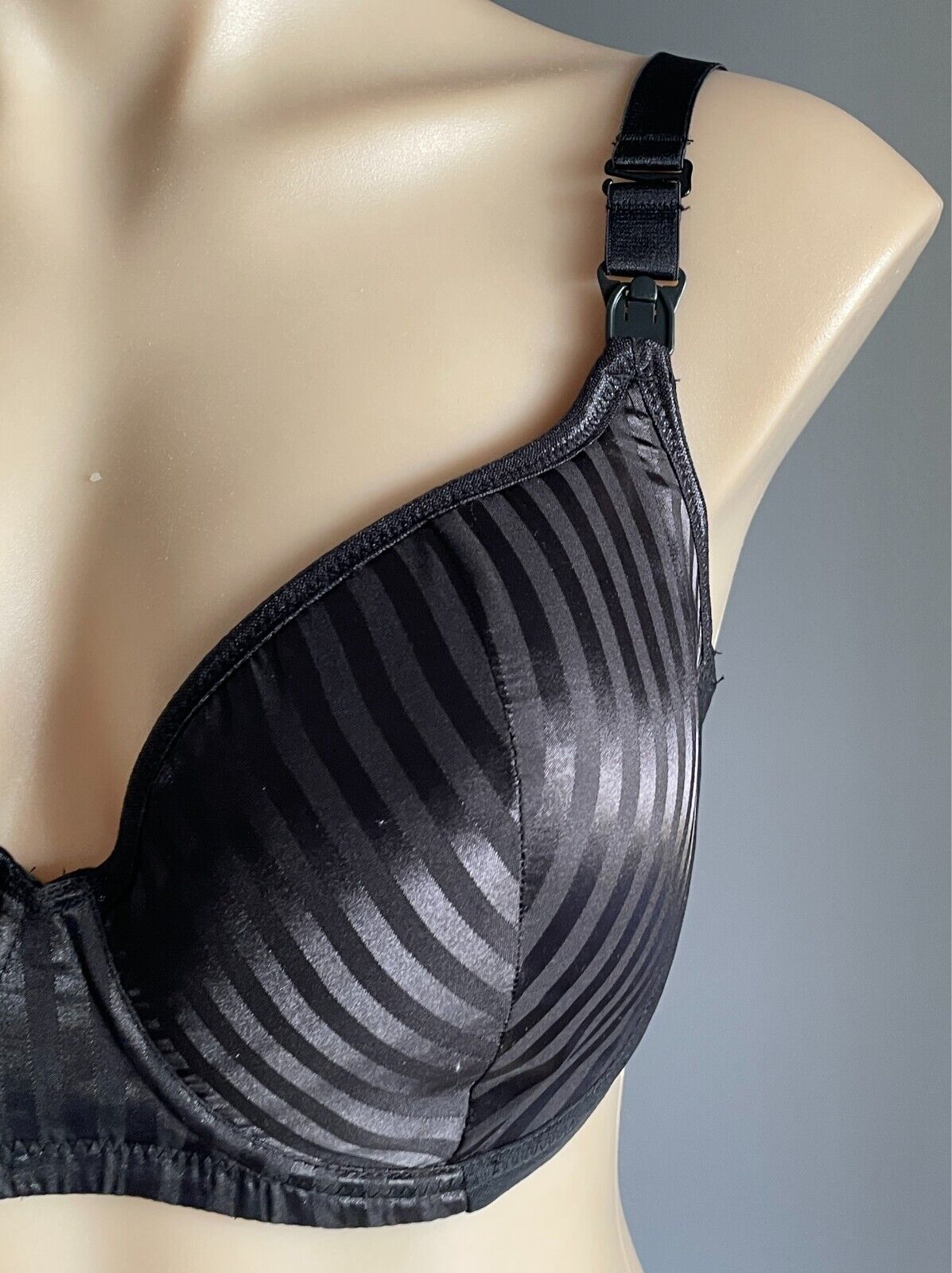 GAZONGAS Hot Mama Bra Black Maternity/Feeding Bra Size 12F Underwire Self Stripe