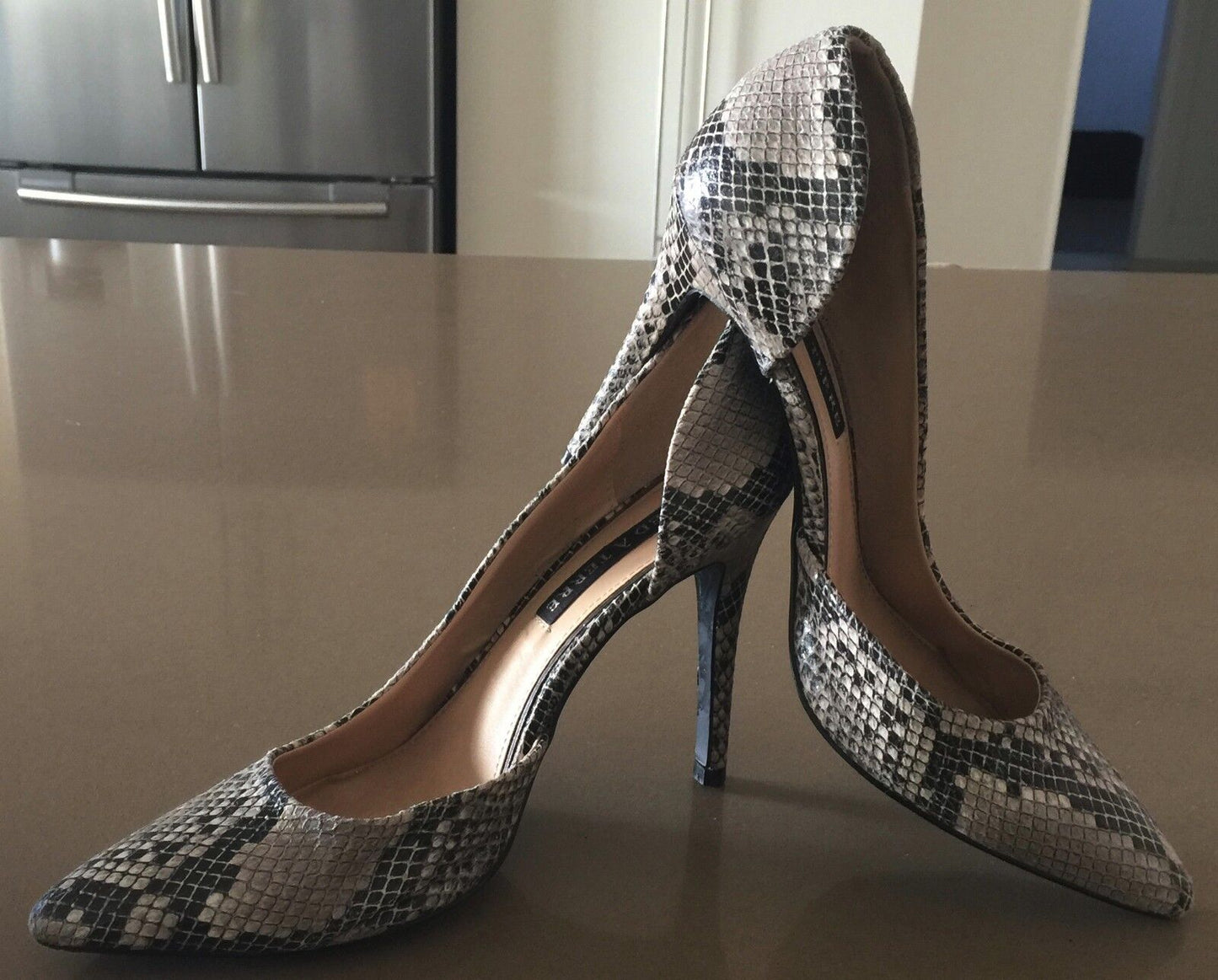 PIED A TERRE "Evoke" Stiletto Shoes Snakeskin Print Pleather  Ladies Size 8