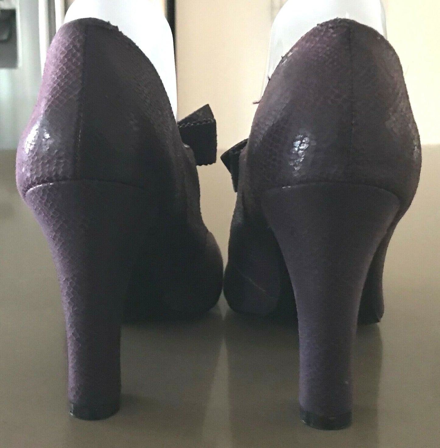 FIORELLI Shoes Purple Faux Snakeskin Block Heel w Bow Trim Ladies Size 8.5 EUC