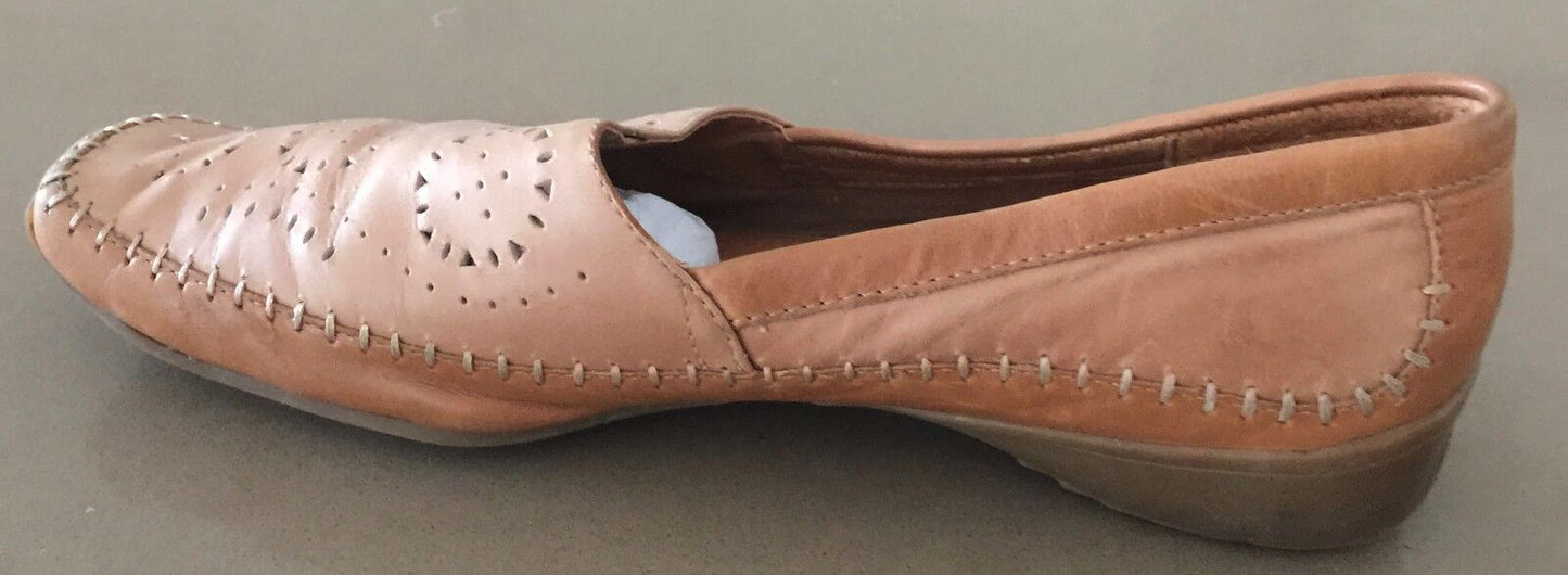 HUSH PUPPIES "Rattle" Tan Leather Loafer Shoes Ladies Size 9.5 Unique Style