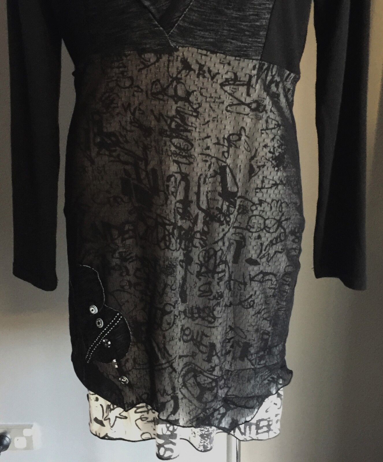 VIVID Top Tunic Monotone Long Sleeve Dress Sheer Overlay Size 12 Graffiti Print