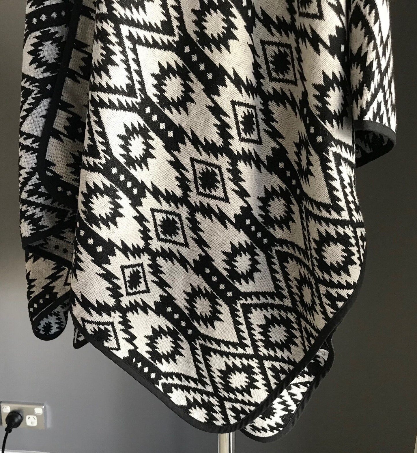 TARGET COLLECTION Jacket Poncho Kimono Black & Grey Aztec Cover Up  L 14  16 NEW