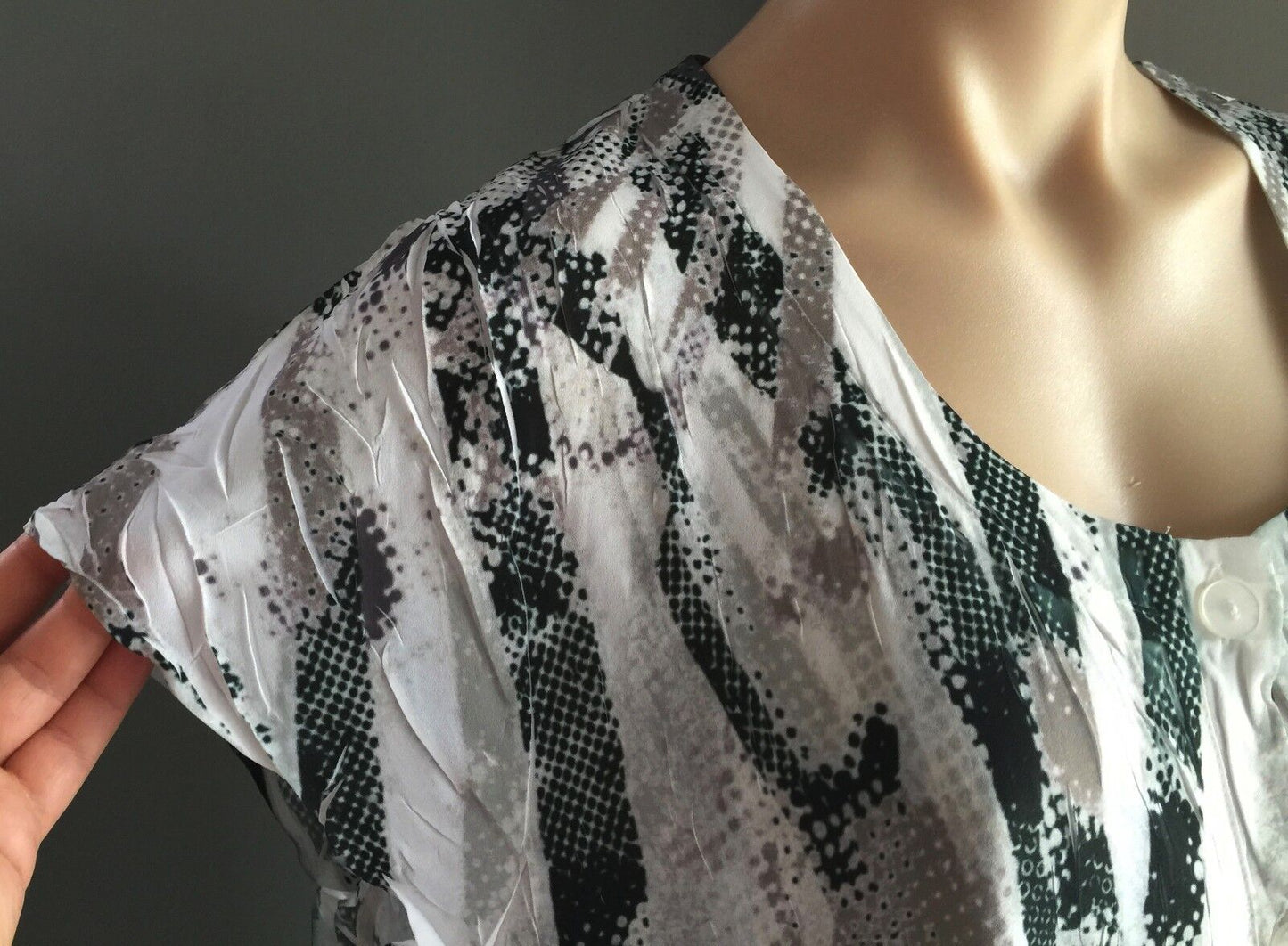 TAKING SHAPE TS Tunic Top Monochrome Short Sleeve Crinkle Plisse Blouse Size 14