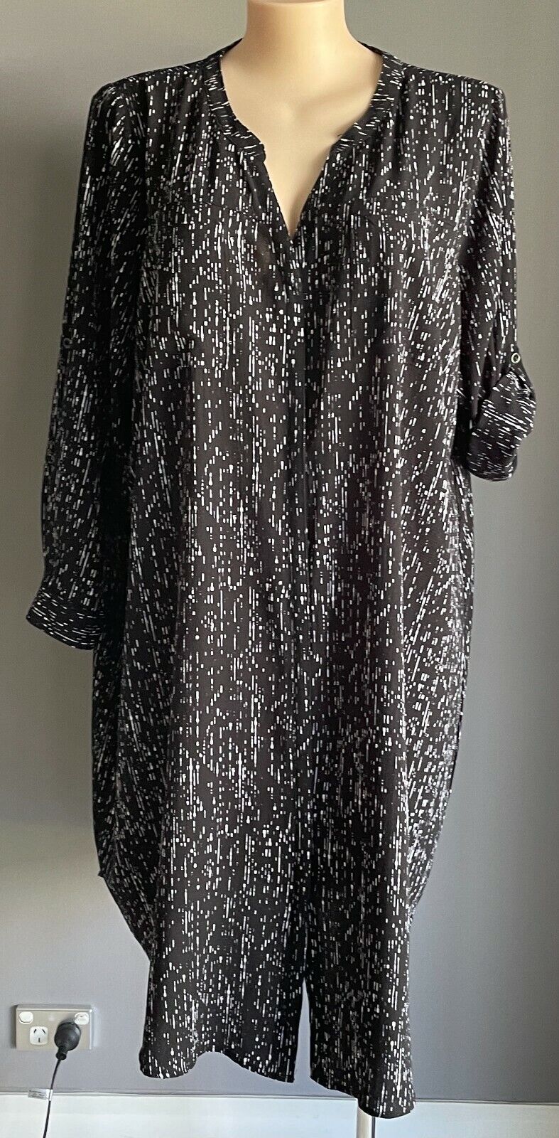 AUTOGRAPH Button Front Dress Shirt Black & White Long Sleeve Collarless Size 24