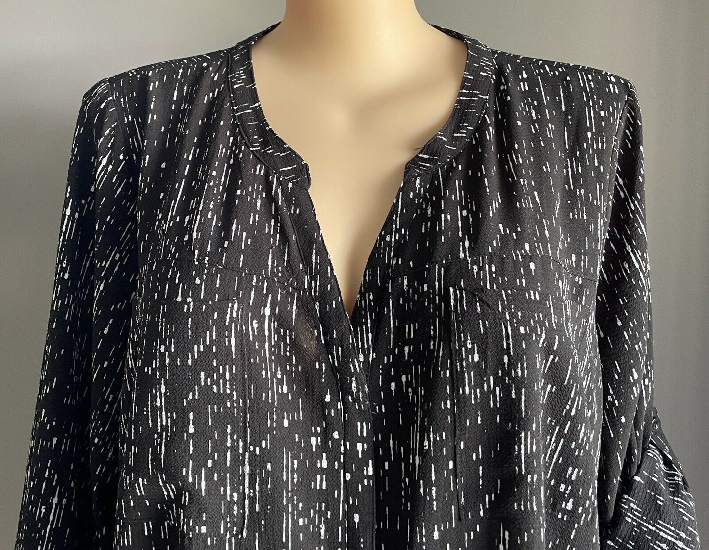 AUTOGRAPH Button Front Dress Shirt Black & White Long Sleeve Collarless Size 24