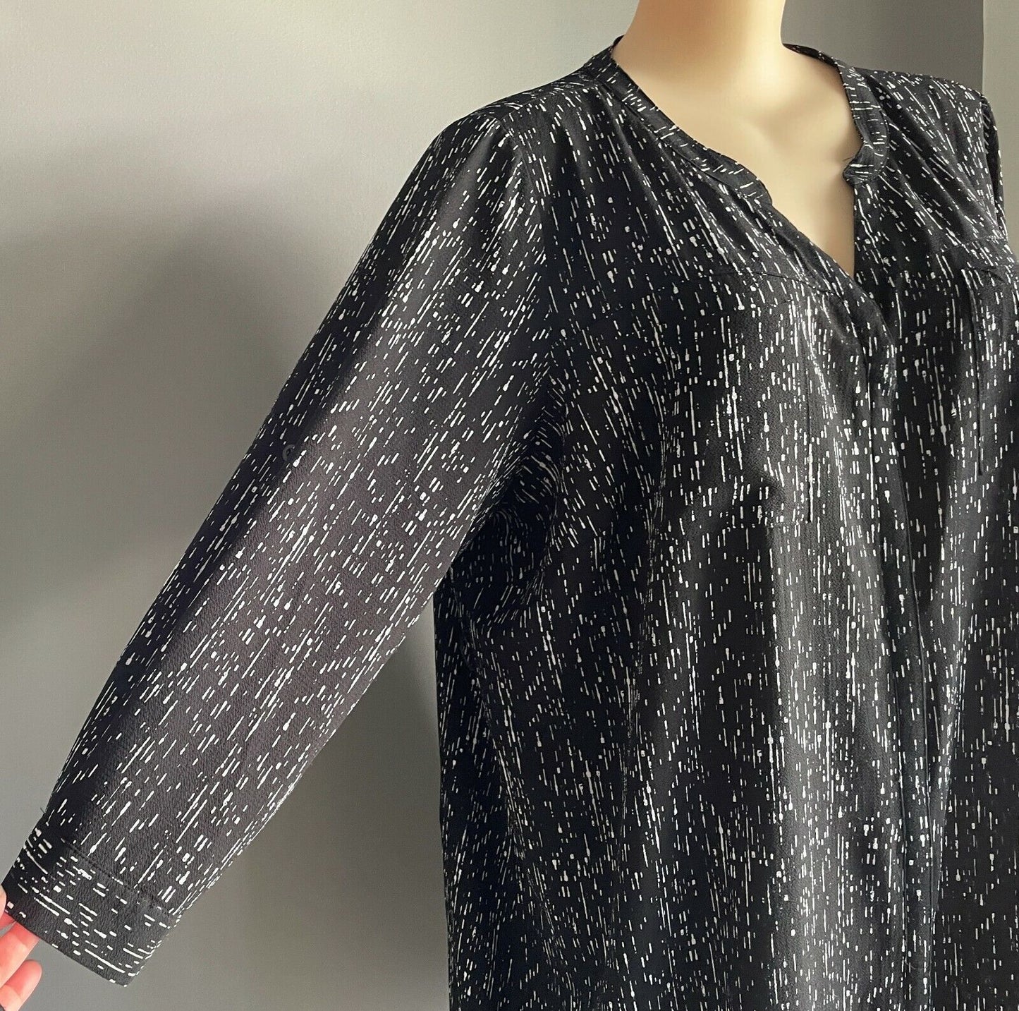AUTOGRAPH Button Front Dress Shirt Black & White Long Sleeve Collarless Size 24