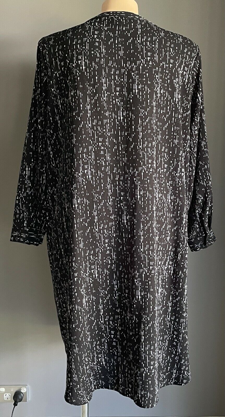 AUTOGRAPH Button Front Dress Shirt Black & White Long Sleeve Collarless Size 24