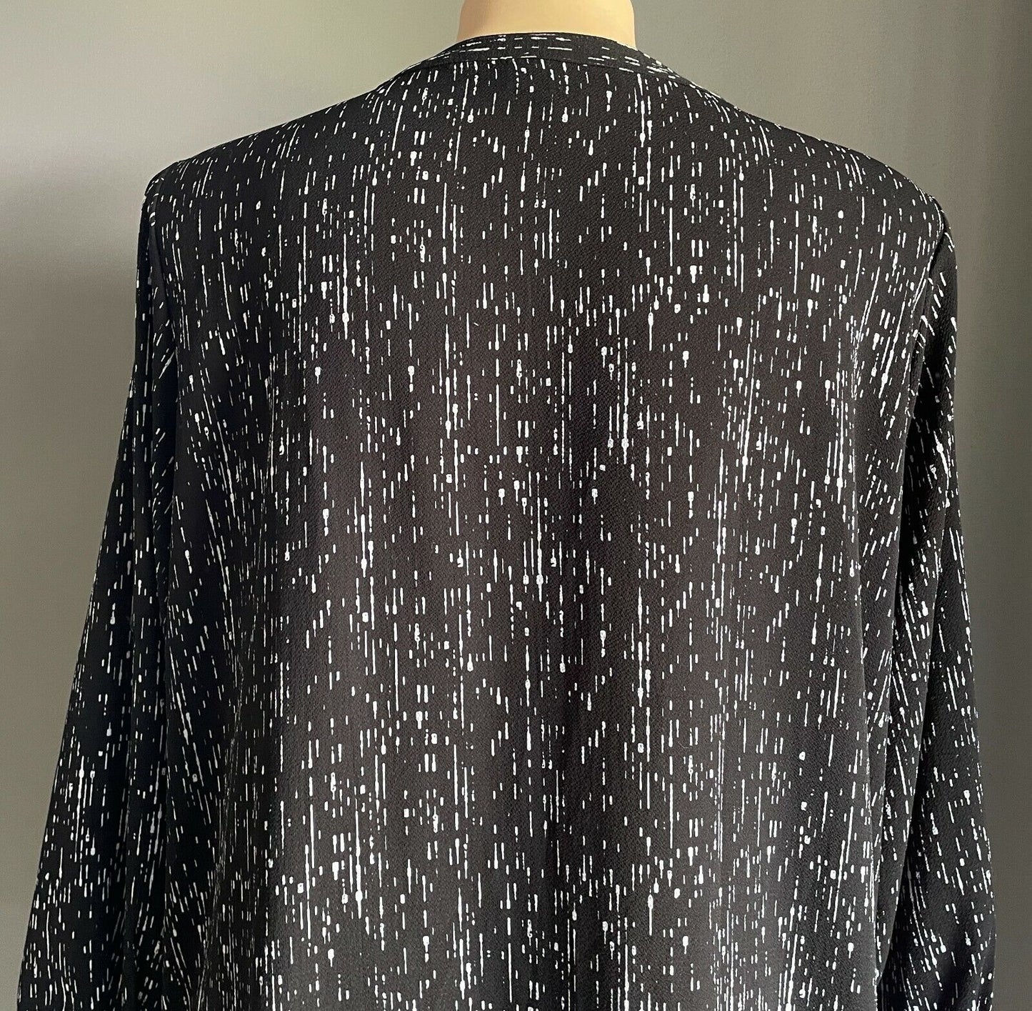 AUTOGRAPH Button Front Dress Shirt Black & White Long Sleeve Collarless Size 24