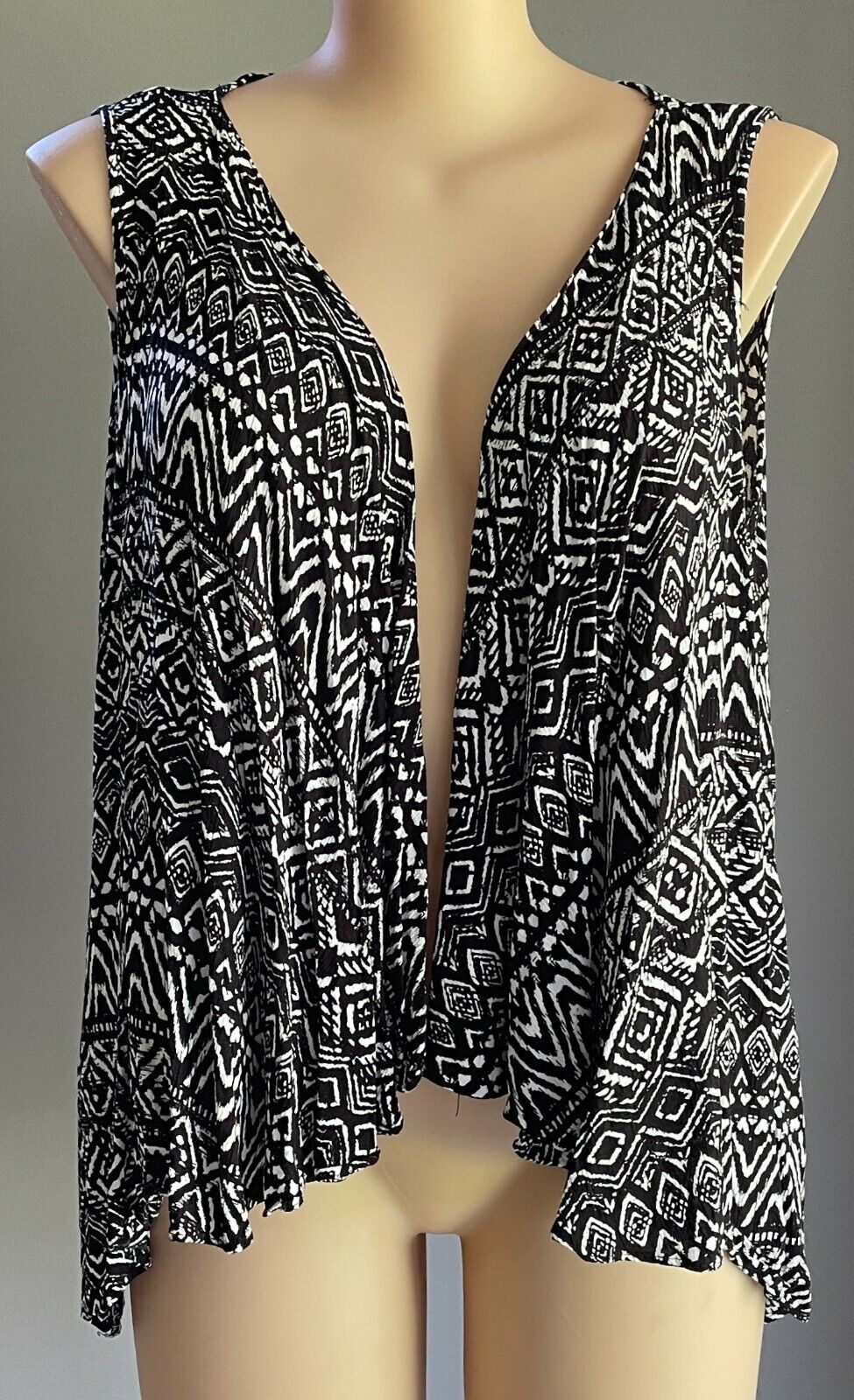 AUTOGRAPH Jacket Drape Open Black & White Tribal Print Sleeveless Vest Size 20