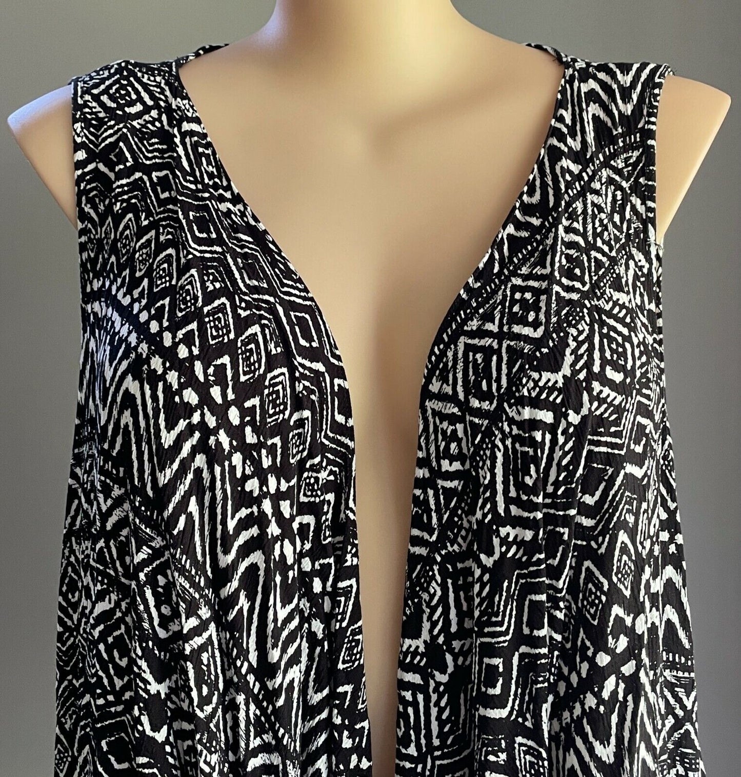 AUTOGRAPH Jacket Drape Open Black & White Tribal Print Sleeveless Vest Size 20