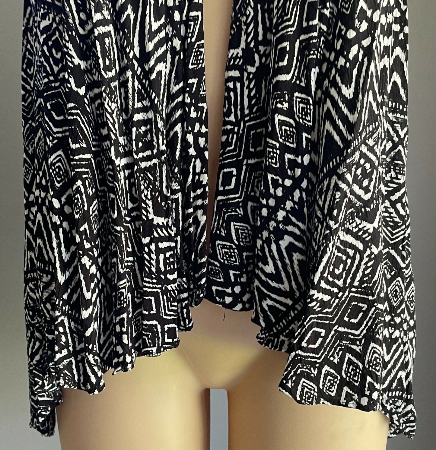 AUTOGRAPH Jacket Drape Open Black & White Tribal Print Sleeveless Vest Size 20