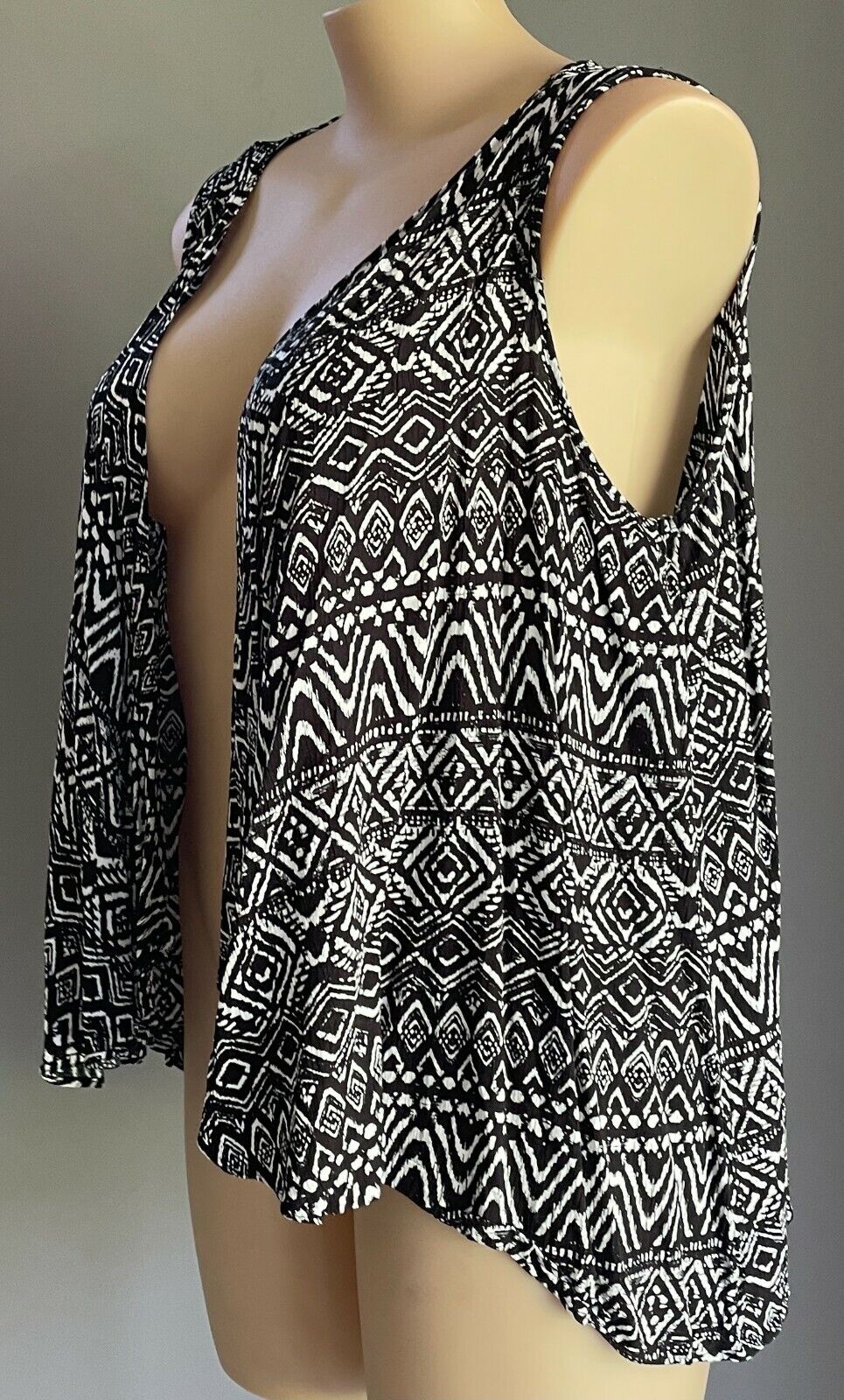 AUTOGRAPH Jacket Drape Open Black & White Tribal Print Sleeveless Vest Size 20