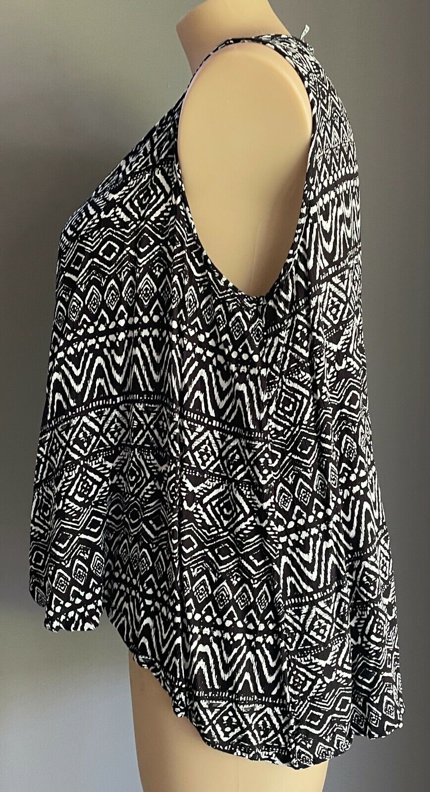 AUTOGRAPH Jacket Drape Open Black & White Tribal Print Sleeveless Vest Size 20