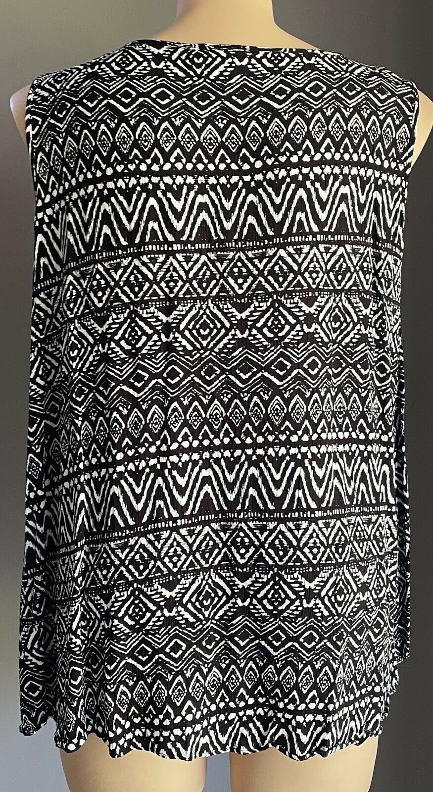 AUTOGRAPH Jacket Drape Open Black & White Tribal Print Sleeveless Vest Size 20