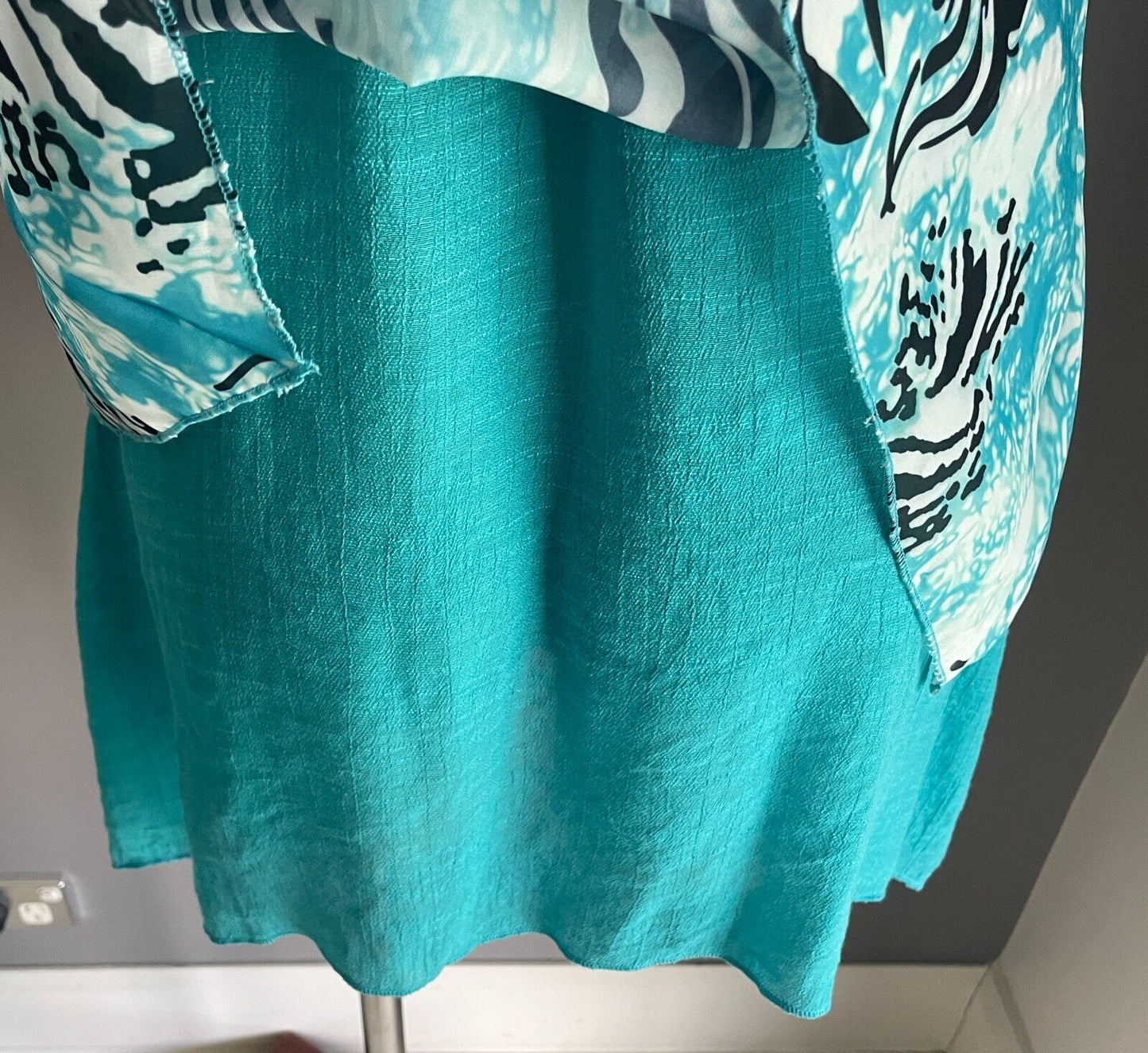 Gorgeous Top Dip Hem Mini Blue Green Black White Multi Print Sleeveless Sz L 12
