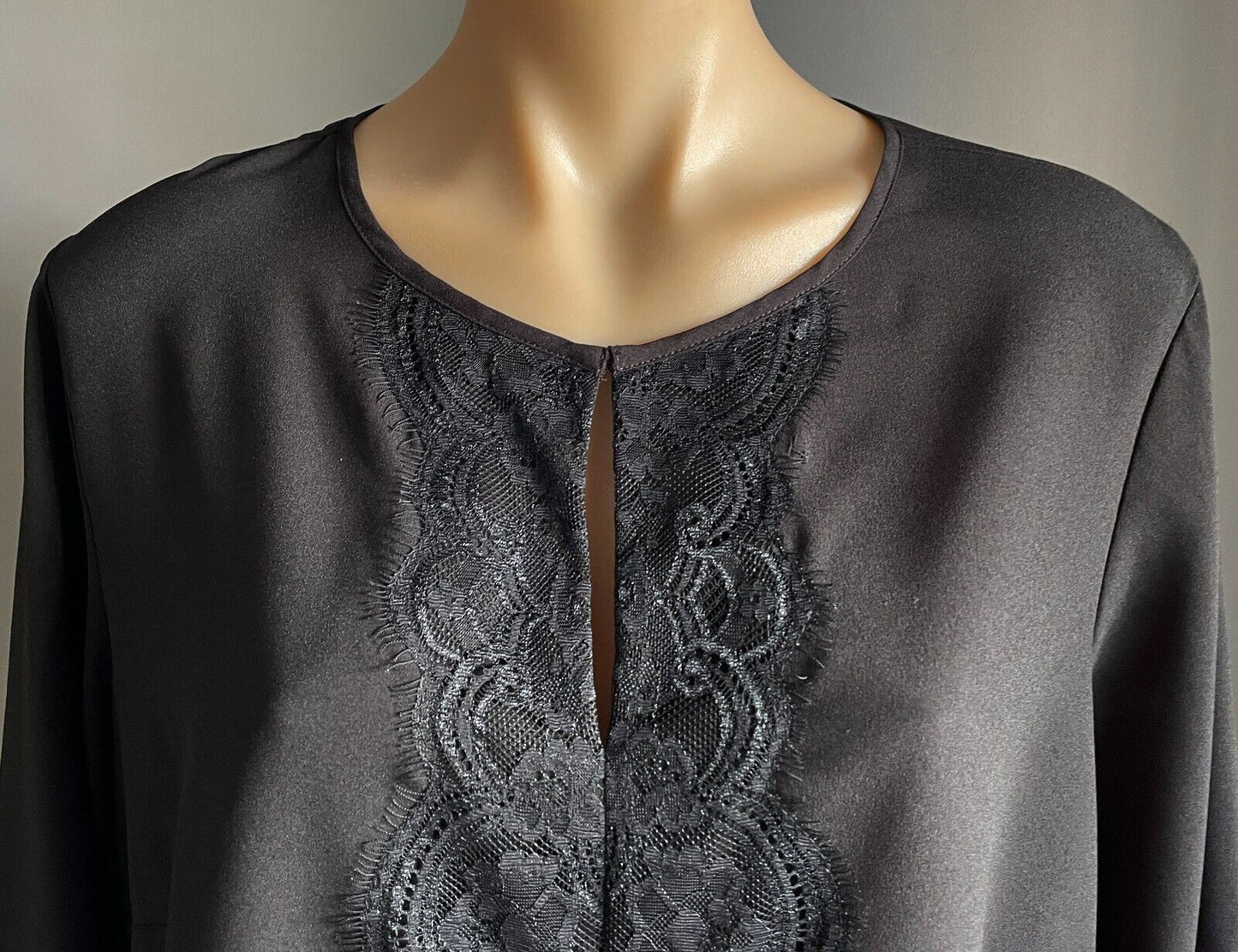 LIZ JORDAN Top Black Blouse with Keyhole Black Lace Trim Long Sleeve Size 18