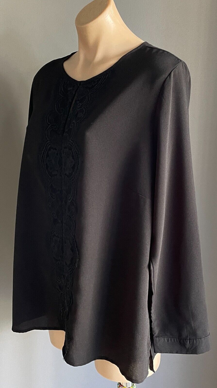 LIZ JORDAN Top Black Blouse with Keyhole Black Lace Trim Long Sleeve Size 18