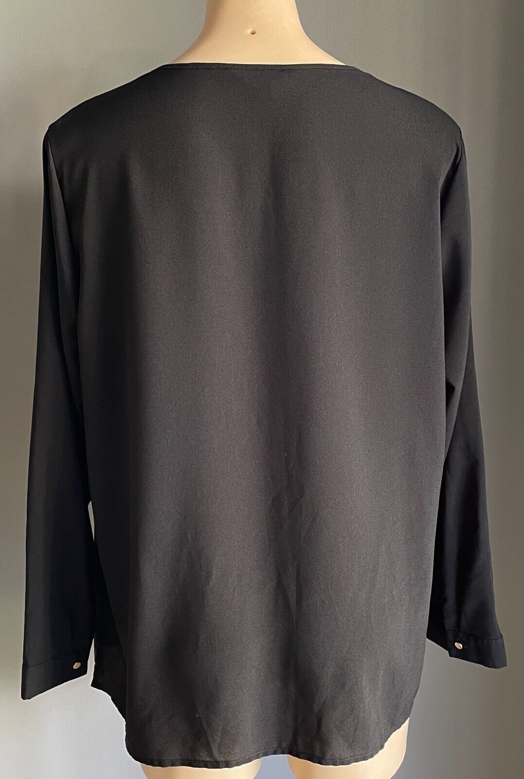 LIZ JORDAN Top Black Blouse with Keyhole Black Lace Trim Long Sleeve Size 18