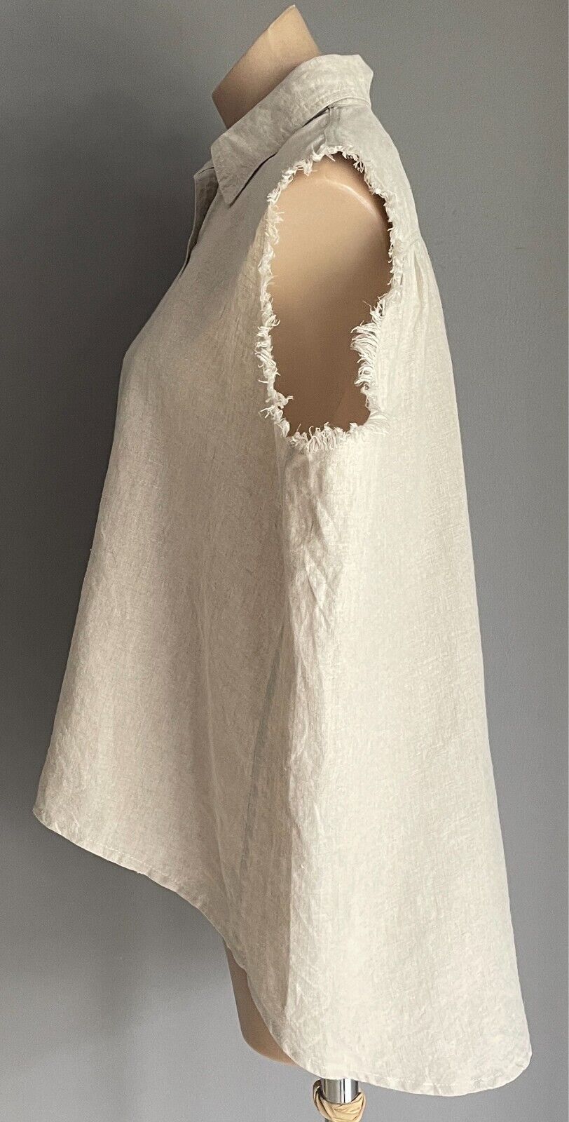LJC DESIGNS Sleeveless Shirt Linen Sz L Oatmeal Fray Armhole Button Front Hi-Lo