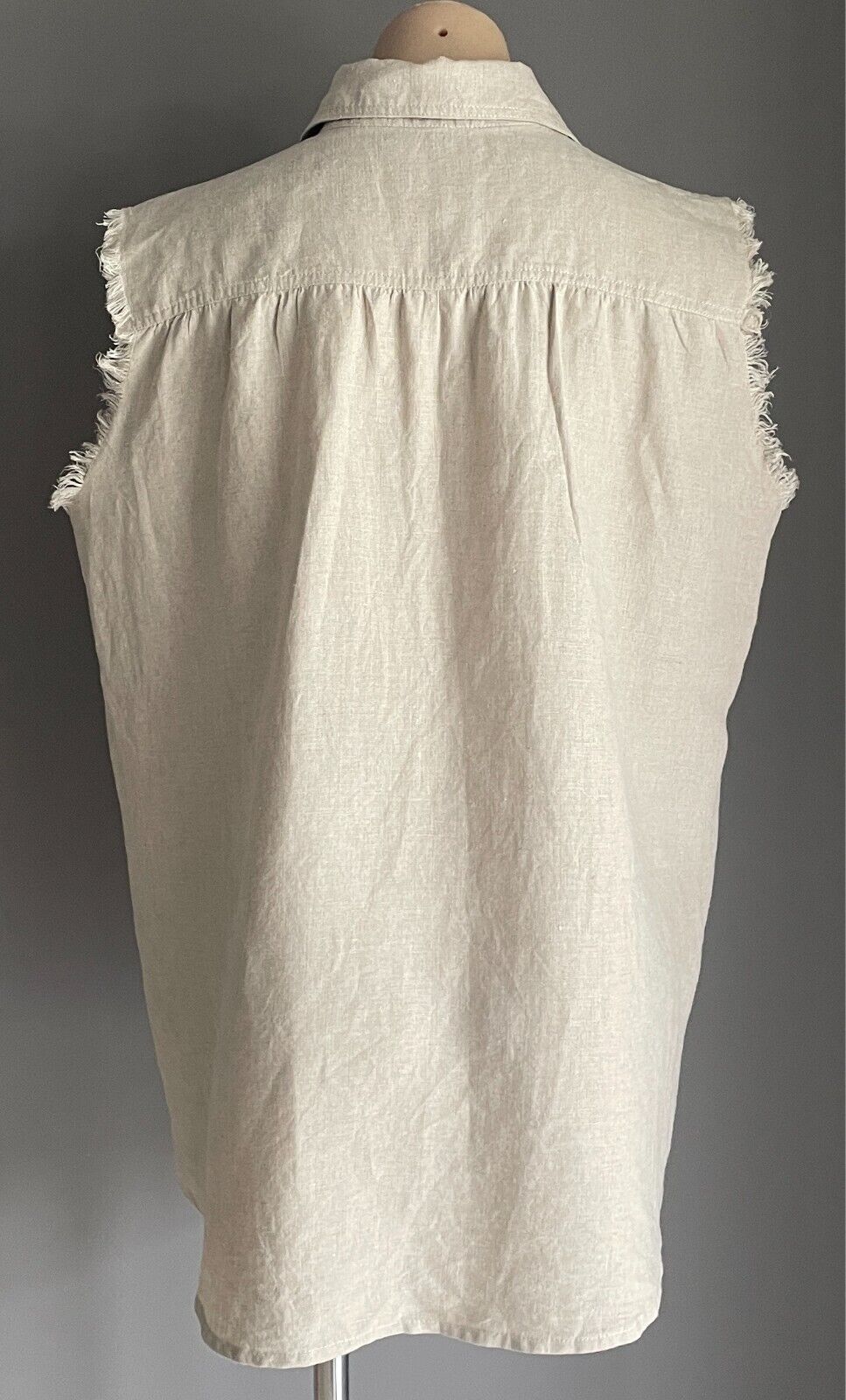 LJC DESIGNS Sleeveless Shirt Linen Sz L Oatmeal Fray Armhole Button Front Hi-Lo