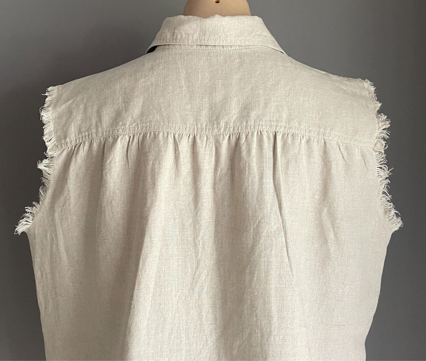 LJC DESIGNS Sleeveless Shirt Linen Sz L Oatmeal Fray Armhole Button Front Hi-Lo