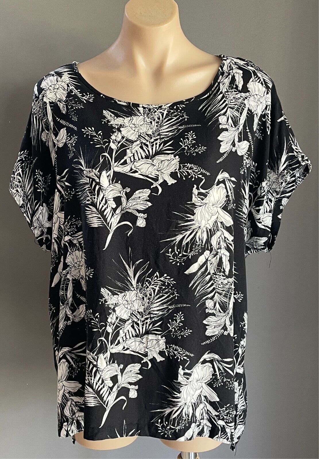 TARGET COLLECTION Top Black & White Floral Print Size 16 Hi-Lo Hem Short Sleeves