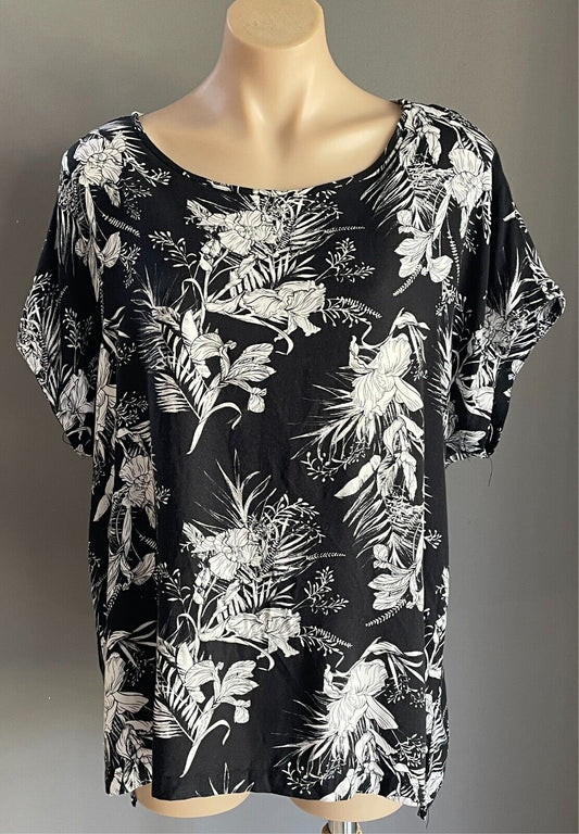 TARGET COLLECTION Top Black & White Floral Print Size 16 Hi-Lo Hem Short Sleeves