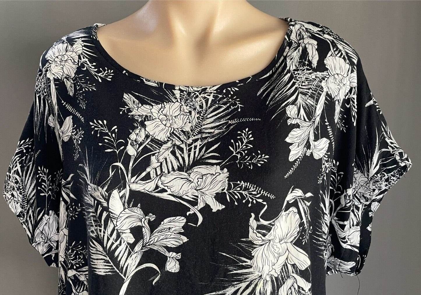 TARGET COLLECTION Top Black & White Floral Print Size 16 Hi-Lo Hem Short Sleeves