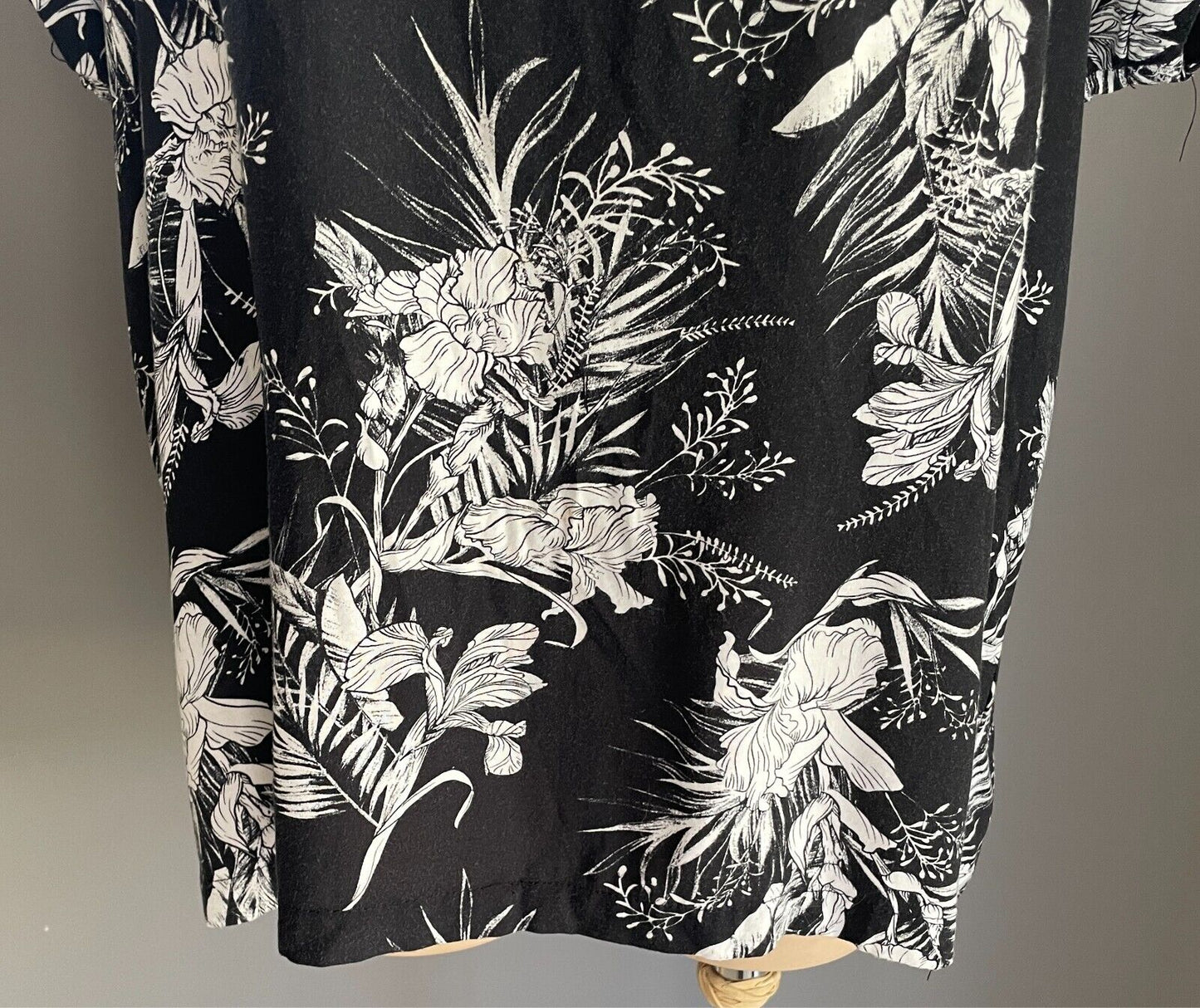 TARGET COLLECTION Top Black & White Floral Print Size 16 Hi-Lo Hem Short Sleeves