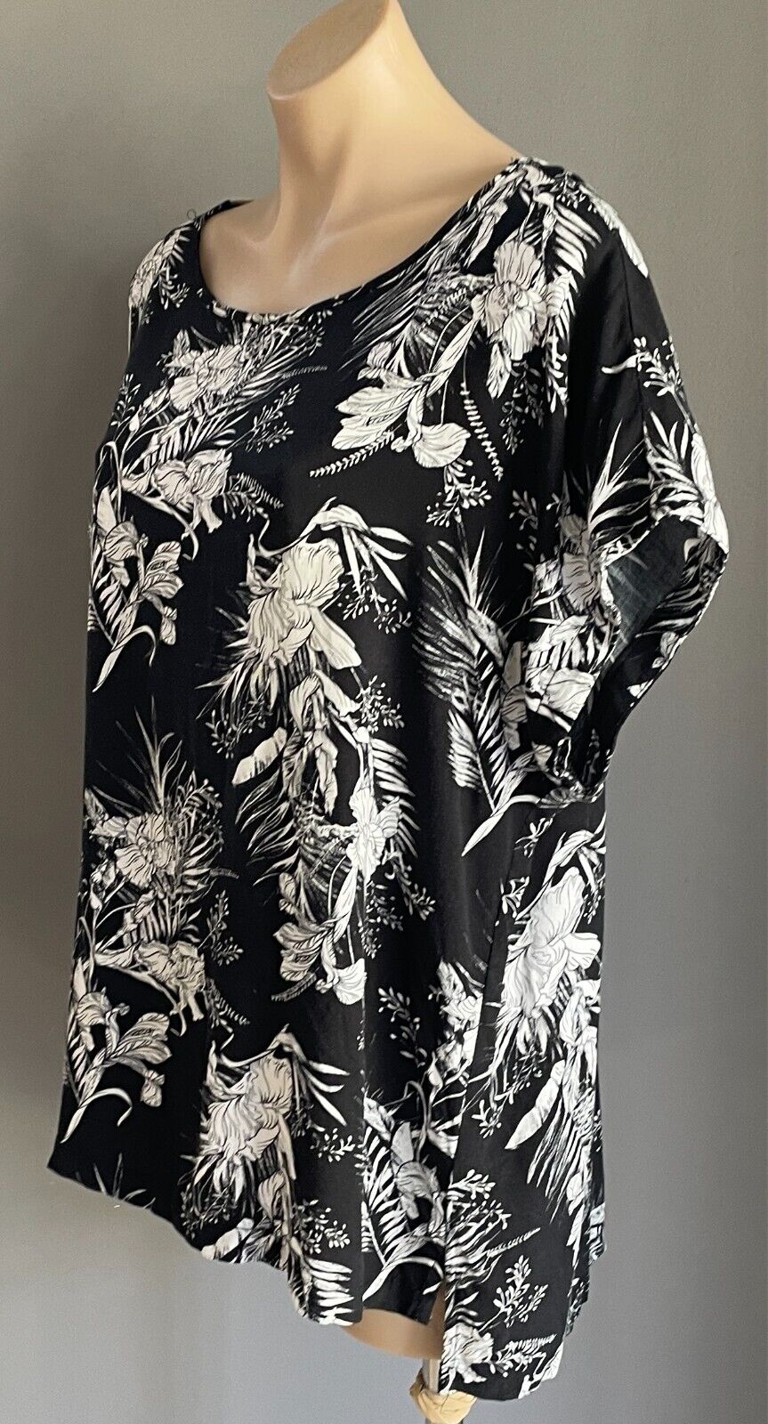 TARGET COLLECTION Top Black & White Floral Print Size 16 Hi-Lo Hem Short Sleeves