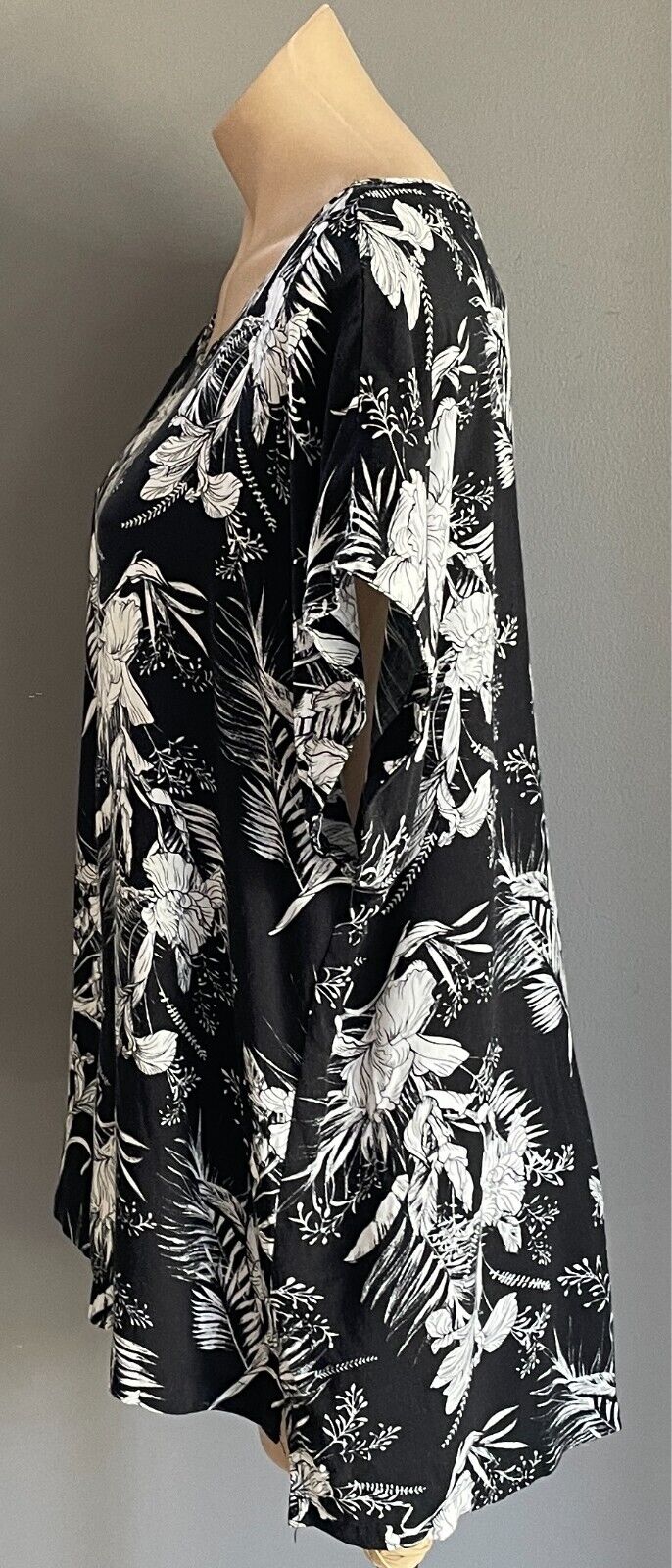 TARGET COLLECTION Top Black & White Floral Print Size 16 Hi-Lo Hem Short Sleeves