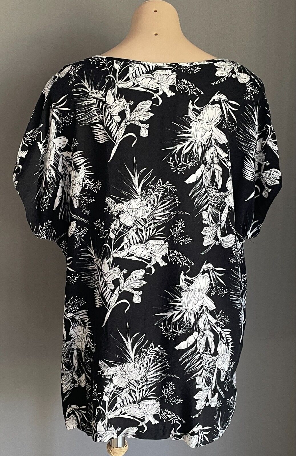 TARGET COLLECTION Top Black & White Floral Print Size 16 Hi-Lo Hem Short Sleeves