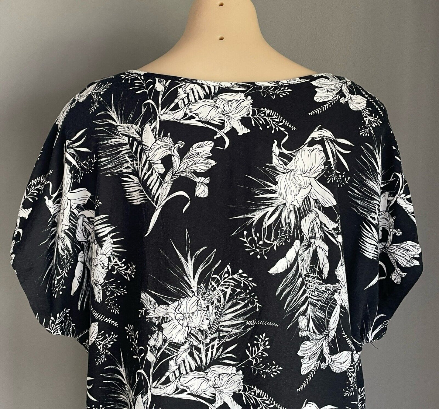 TARGET COLLECTION Top Black & White Floral Print Size 16 Hi-Lo Hem Short Sleeves