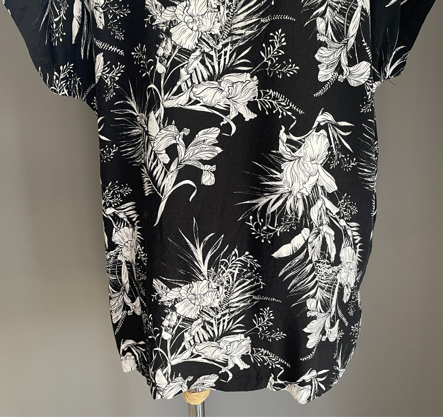 TARGET COLLECTION Top Black & White Floral Print Size 16 Hi-Lo Hem Short Sleeves