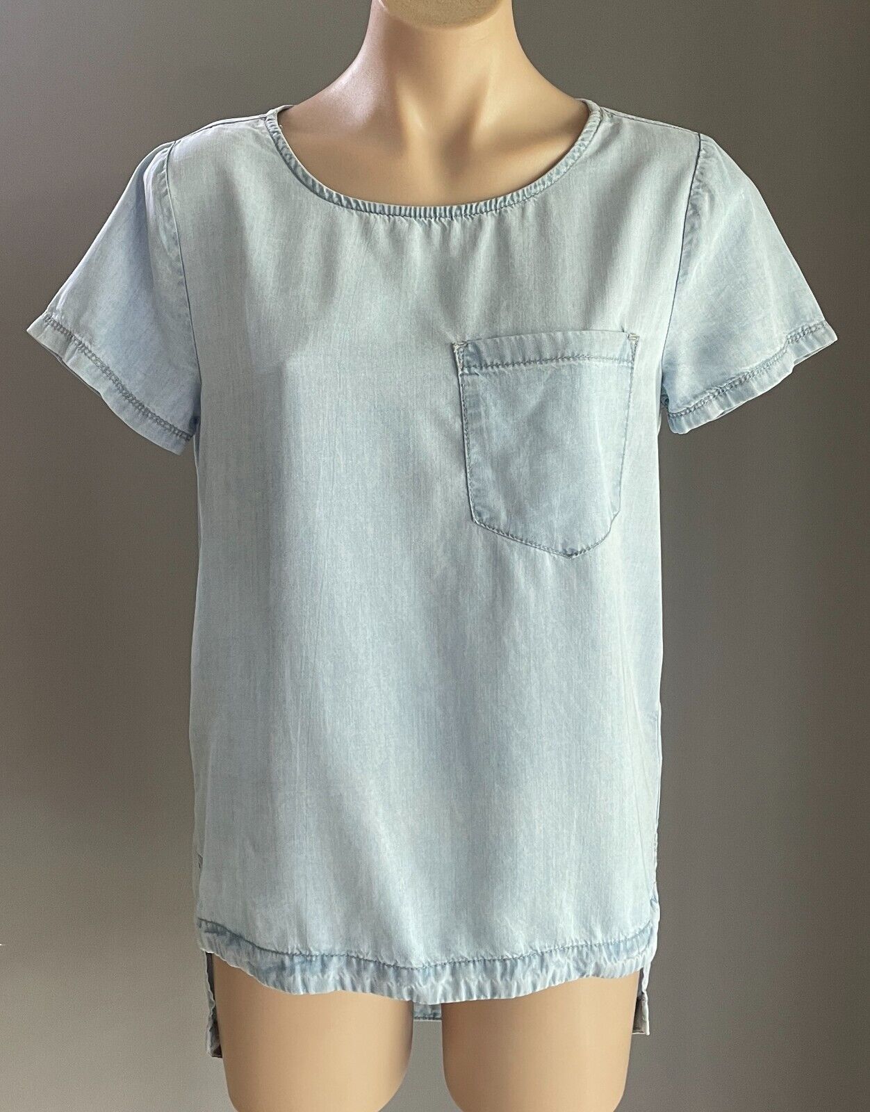 ENVIOUS Top Size 8 10 Soft Blue Chambray Short Sleeve  Hi-Lo Hem Pocket At Chest