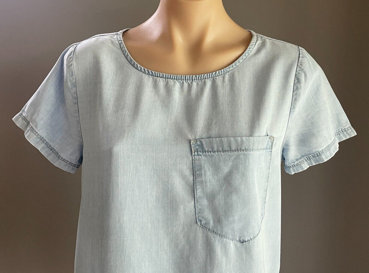 ENVIOUS Top Size 8 10 Soft Blue Chambray Short Sleeve  Hi-Lo Hem Pocket At Chest