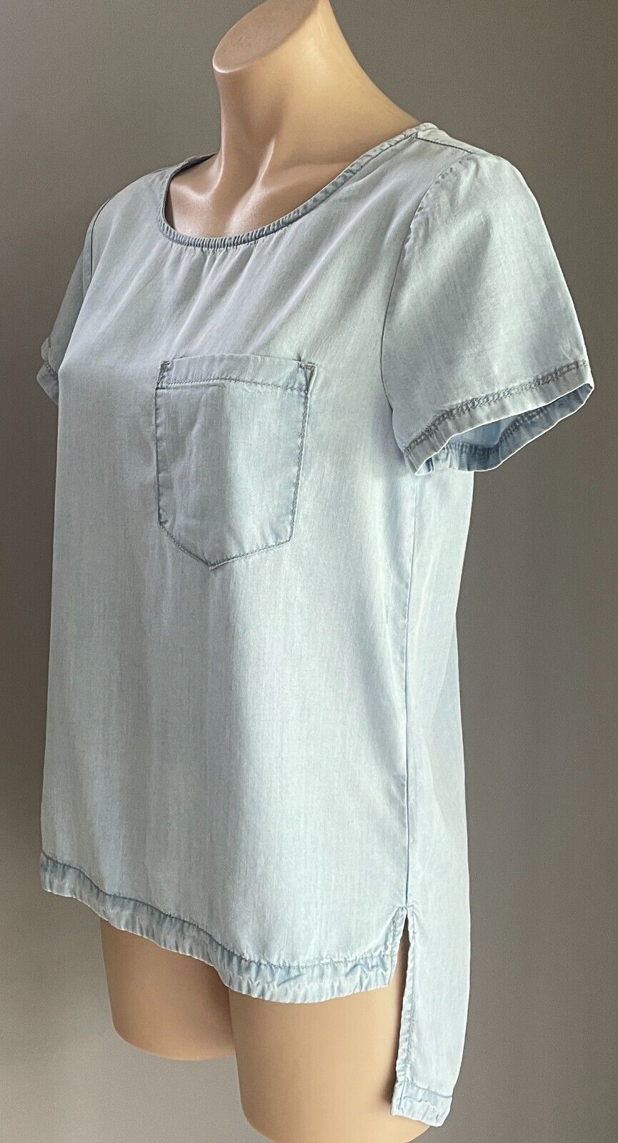 ENVIOUS Top Size 8 10 Soft Blue Chambray Short Sleeve  Hi-Lo Hem Pocket At Chest