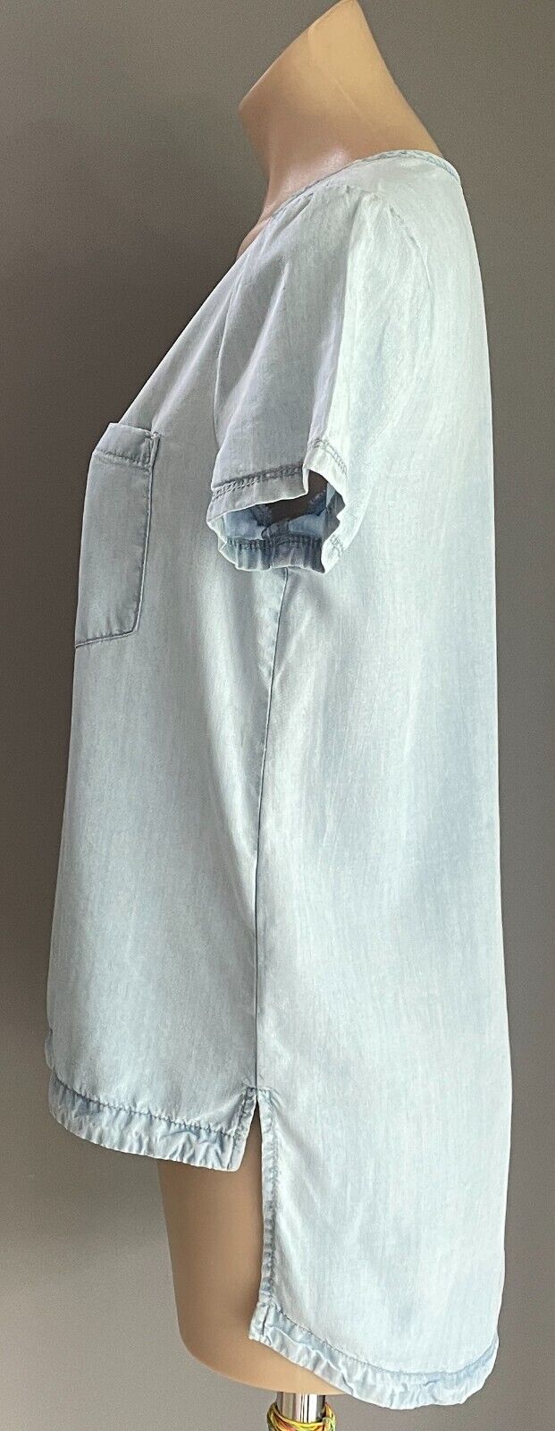 ENVIOUS Top Size 8 10 Soft Blue Chambray Short Sleeve  Hi-Lo Hem Pocket At Chest
