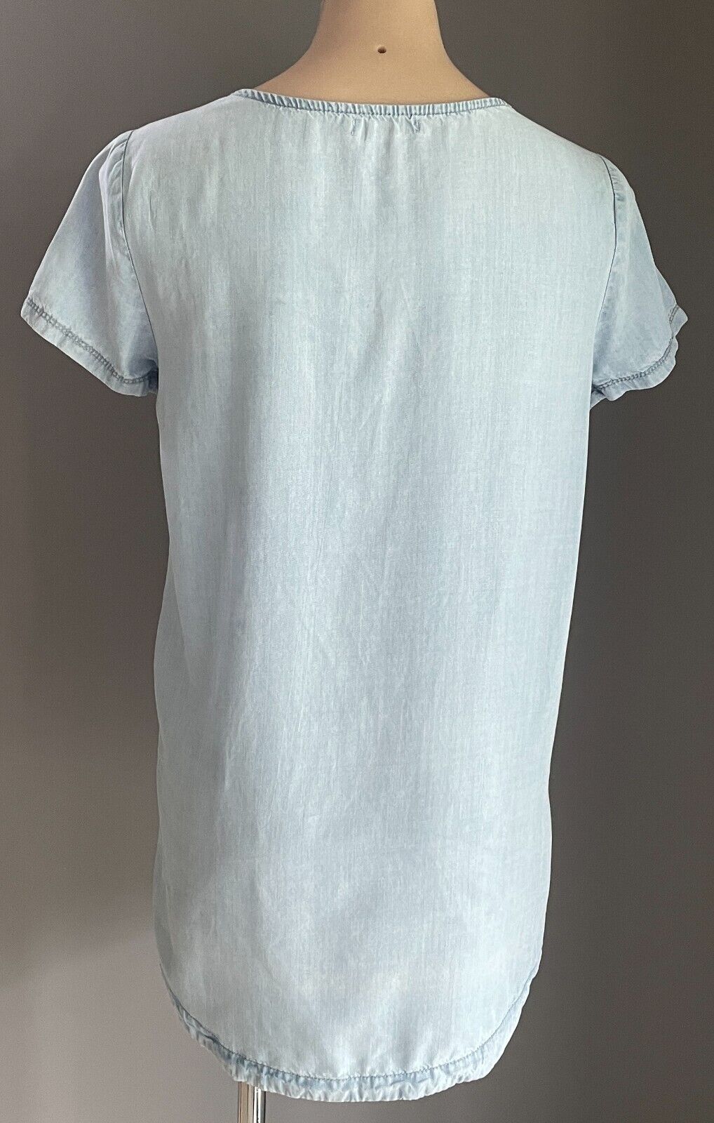 ENVIOUS Top Size 8 10 Soft Blue Chambray Short Sleeve  Hi-Lo Hem Pocket At Chest
