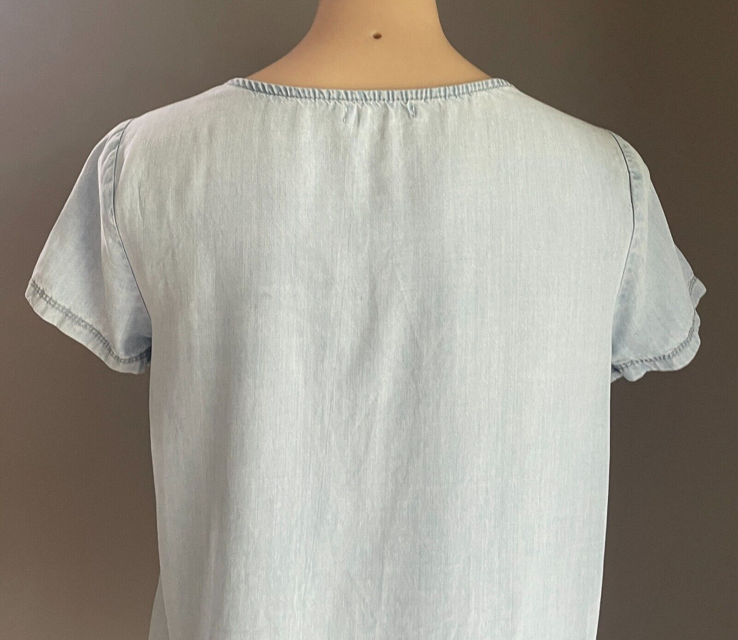 ENVIOUS Top Size 8 10 Soft Blue Chambray Short Sleeve  Hi-Lo Hem Pocket At Chest