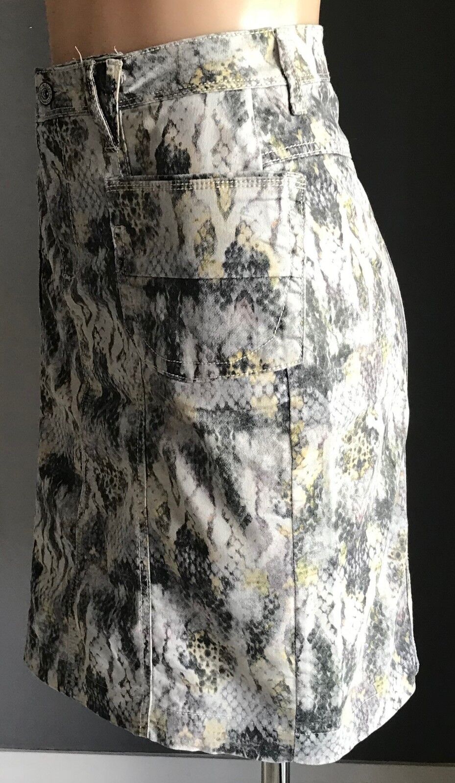 VERGE NZ Skirt Grey White Pale Yellow Snakeskin Print Straight Stretch Size 10 S