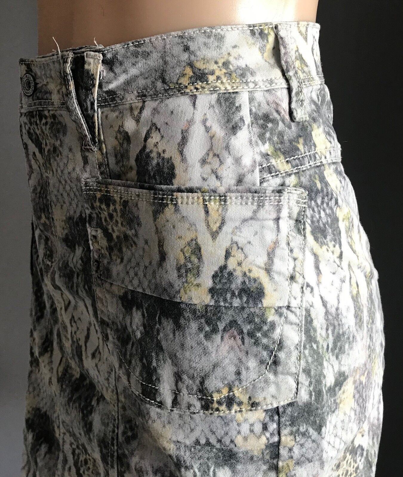 VERGE NZ Skirt Grey White Pale Yellow Snakeskin Print Straight Stretch Size 10 S
