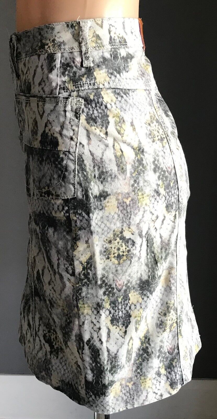 VERGE NZ Skirt Grey White Pale Yellow Snakeskin Print Straight Stretch Size 10 S