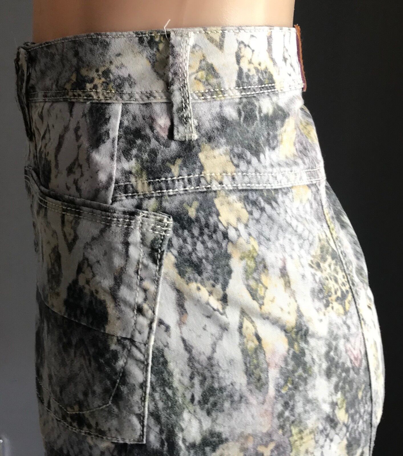 VERGE NZ Skirt Grey White Pale Yellow Snakeskin Print Straight Stretch Size 10 S