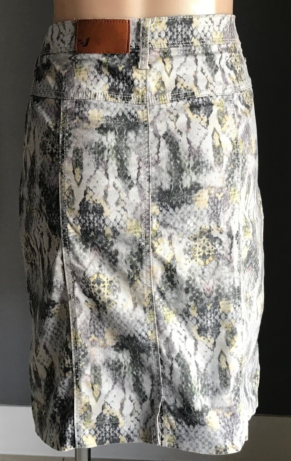 VERGE NZ Skirt Grey White Pale Yellow Snakeskin Print Straight Stretch Size 10 S